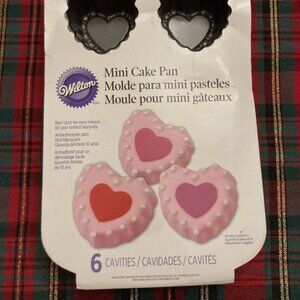 New Wilton Mini Scalloped Heart Cake Pan, Non-Stick 6 Hearts In Pan, Valentines